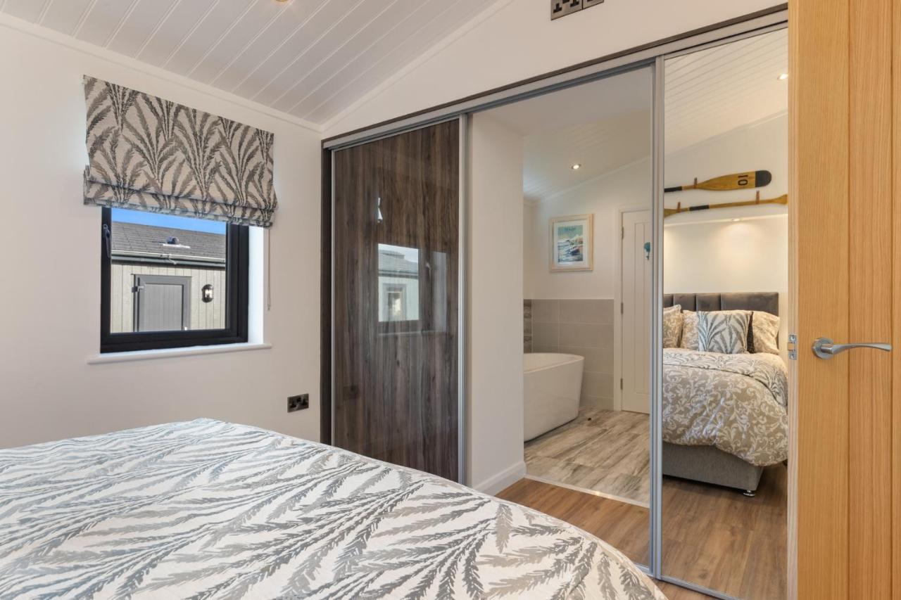 Hiraeth - Luxury Lodge With Hot Tub, Close To Beach Penally Ngoại thất bức ảnh